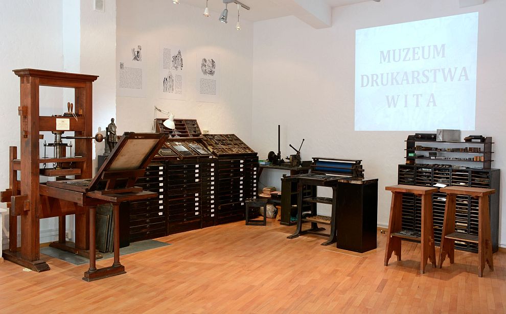 Powiększ obraz: Na zdjęciu maszyny i meble wypełnione czcionkami, które służyły kiedyś do druku.